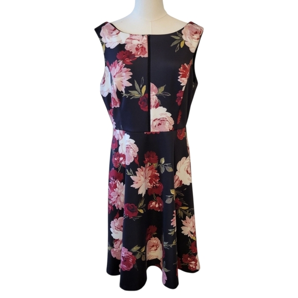 WHBM‎ Black Sleeveless Rose Floral Fit & Flare Dress Size 12 - Picture 2 of 6